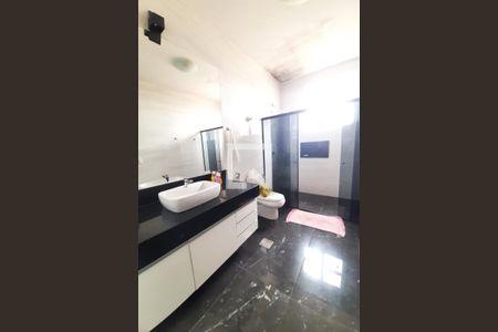 Casa à venda com 350m², 7 quartos e 10 vagasBanheiro da Suíte 1