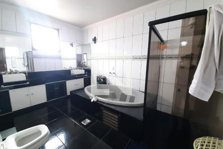 Casa à venda com 350m², 7 quartos e 10 vagasBanheiro da Suíte 2