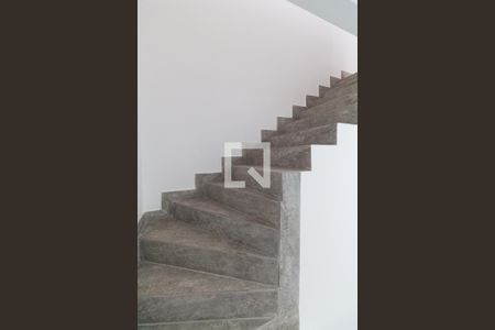 Casa para alugar com 37m², 1 quarto e sem vaga Casa para alugar com 37m², 1 quarto e sem vagaEscada