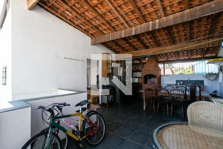 Casa à venda com 150m², 4 quartos e 2 vagas Casa à venda com 150m², 4 quartos e 2 vagasSalão de festas e churrasqueira