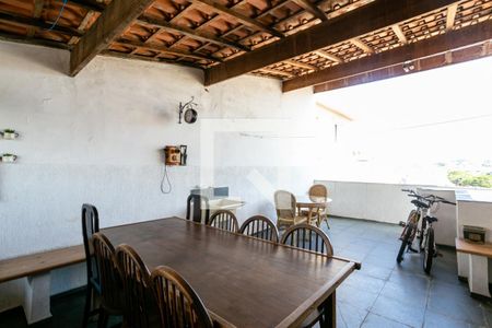 Casa à venda com 150m², 4 quartos e 2 vagas Casa à venda com 150m², 4 quartos e 2 vagasSalão de festas e churrasqueira