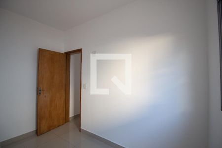 Quarto 1 de apartamento para alugar com 2 quartos, 40m² em Jardim Eliane, São Paulo