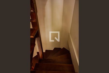 Casa à venda com 300m², 3 quartos e 2 vagasEscada