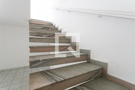 Escada de casa para alugar com 3 quartos, 221m² em Vila Gomes Cardim, São Paulo