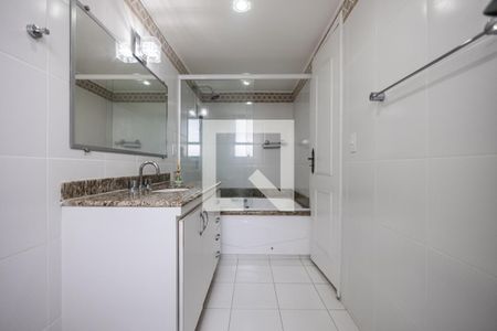 Apartamento à venda com 200m², 5 quartos e 3 vagasBanheiro da Suíte