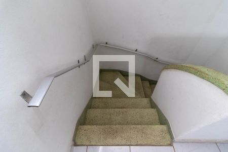 Casa à venda com 300m², 3 quartos e 2 vagas Casa à venda com 300m², 3 quartos e 2 vagasEscada