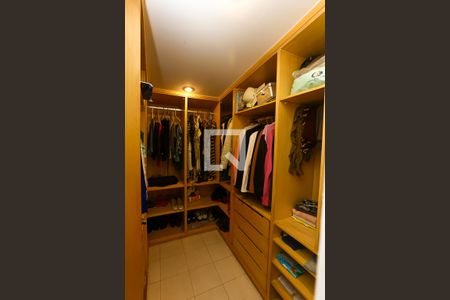 Casa à venda com 370m², 3 quartos e 3 vagas Casa à venda com 370m², 3 quartos e 3 vagasCloset da suíte 2