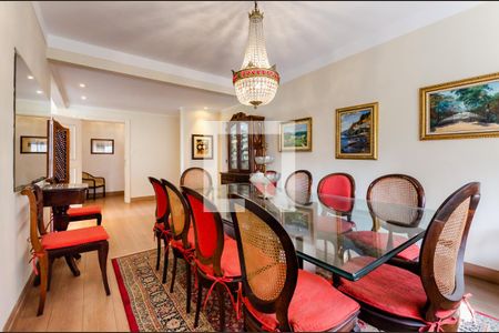 Apartamento para alugar com 224m², 4 quartos e 2 vagas Apartamento para alugar com 224m², 4 quartos e 2 vagasSala de jantar