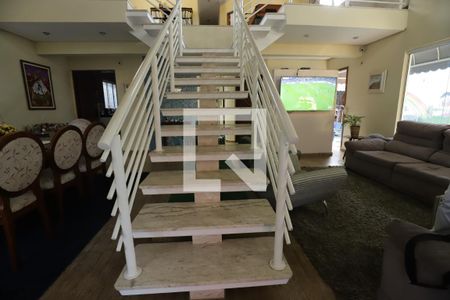 Casa para alugar com 300m², 4 quartos e 5 vagasEscada