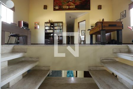 Casa para alugar com 300m², 4 quartos e 5 vagasEscada