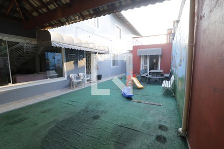 Casa para alugar com 300m², 4 quartos e 5 vagasQuintal