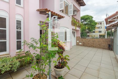 Casa à venda com 250m², 5 quartos e 2 vagas Casa à venda com 250m², 5 quartos e 2 vagasFachada