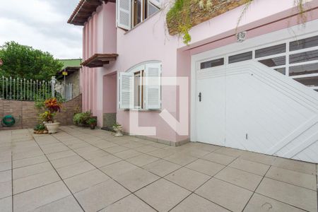 Casa à venda com 250m², 5 quartos e 2 vagas Casa à venda com 250m², 5 quartos e 2 vagasFachada