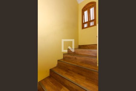 Casa à venda com 250m², 5 quartos e 2 vagas Casa à venda com 250m², 5 quartos e 2 vagasEscada