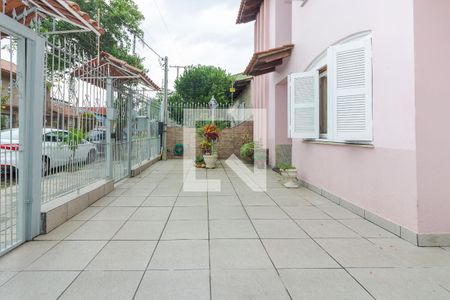 Casa à venda com 250m², 5 quartos e 2 vagas Casa à venda com 250m², 5 quartos e 2 vagasFachada