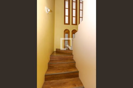 Casa à venda com 250m², 5 quartos e 2 vagas Casa à venda com 250m², 5 quartos e 2 vagasEscada