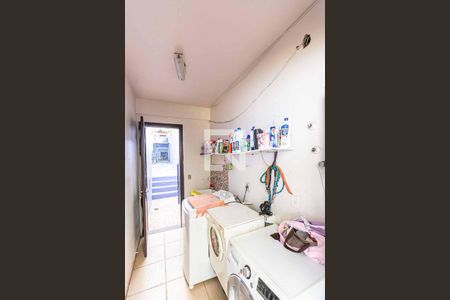 Casa à venda com 244m², 5 quartos e 6 vagas Casa à venda com 244m², 5 quartos e 6 vagasÁrea de Serviço