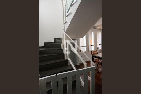 Escada de casa para alugar com 3 quartos, 180m² em Vila Hamburguesa, São Paulo