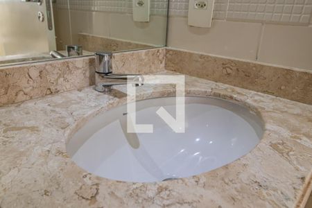 Apartamento para alugar com 74m², 2 quartos e 1 vagaDetalhe do Banheiro Social