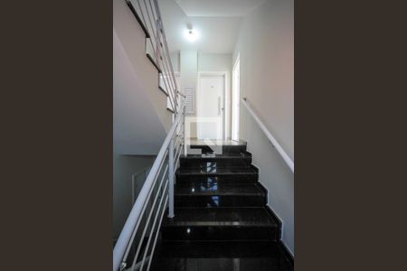 Escada de apartamento para alugar com 2 quartos, 47m² em Vila Formosa, São Paulo