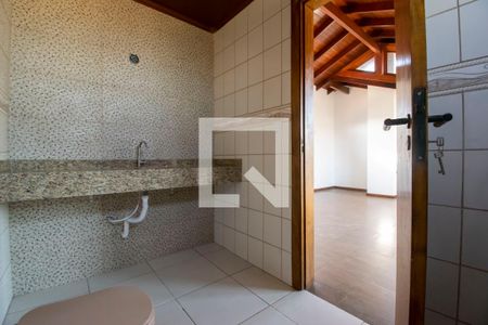 Casa de condomínio à venda com 237m², 3 quartos e 3 vagasBanheiro 2