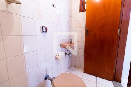 Casa de condomínio à venda com 172m², 4 quartos e 2 vagasBanheiro de Serviço