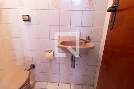 Casa de condomínio à venda com 172m², 4 quartos e 2 vagasBanheiro de Serviço