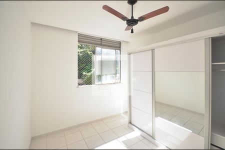 Quarto 1 - Com placa de apartamento à venda com 3 quartos, 80m² em Santa Rosa, Niterói