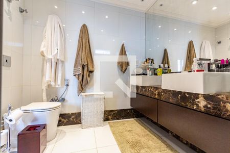 Apartamento à venda com 221m², 4 quartos e 2 vagas Apartamento à venda com 221m², 4 quartos e 2 vagasBanheiro da Suíte 1