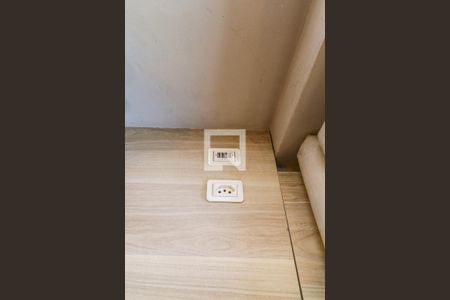 Sala detalhe tomada  de apartamento para alugar com 1 quarto, 35m² em Cerqueira César, São Paulo