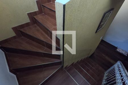Casa à venda com 240m², 3 quartos e 2 vagasEscada