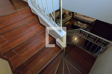 Casa à venda com 240m², 3 quartos e 2 vagasEscada