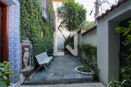 Casa à venda com 322m², 6 quartos e 2 vagasÁrea de Serviço / Quintal