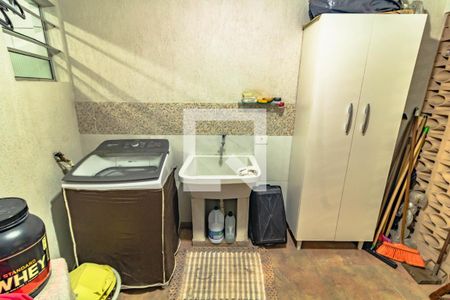 Casa à venda com 195m², 5 quartos e 2 vagas Casa à venda com 195m², 5 quartos e 2 vagasLavanderia