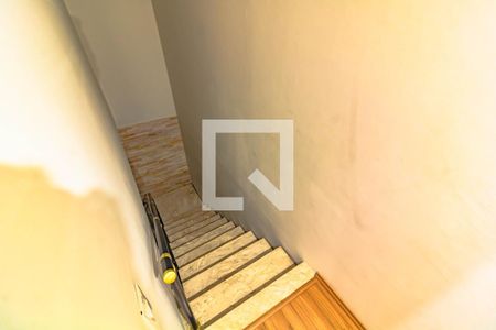 Casa à venda com 195m², 5 quartos e 2 vagas Casa à venda com 195m², 5 quartos e 2 vagasEscada