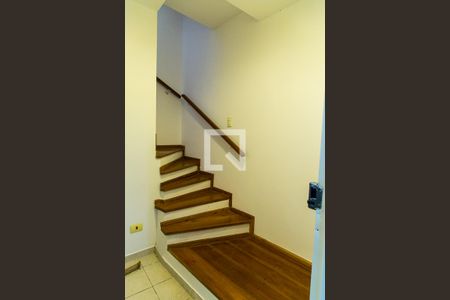 Casa de condomínio à venda com 95m², 3 quartos e 3 vagasEscada para garagem