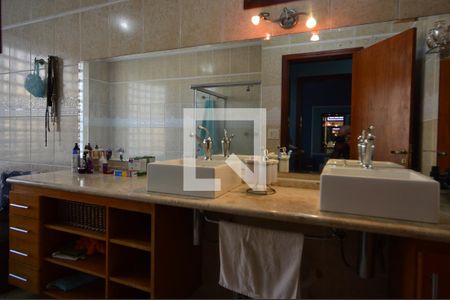 Casa à venda com 479m², 4 quartos e 12 vagasBanheiro da Suíte 1