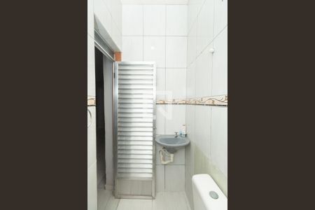 Banheiro (primeiro andar) de casa de condomínio à venda com 4 quartos, 120m² em Parada de Lucas, Rio de Janeiro
