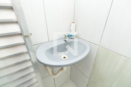 Banheiro (primeiro andar) de casa de condomínio à venda com 4 quartos, 120m² em Parada de Lucas, Rio de Janeiro