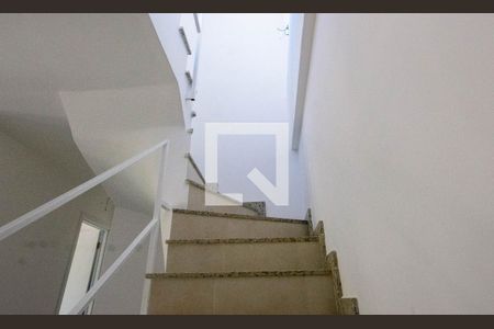 Apartamento à venda com 119m², 2 quartos e 2 vagas Apartamento à venda com 119m², 2 quartos e 2 vagasEscada