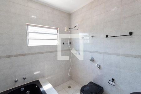 Casa à venda com 250m², 2 quartos e 2 vagasBanheiro da Suíte 2