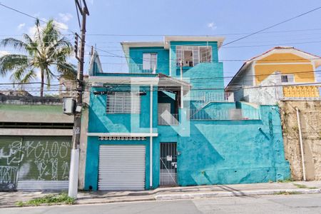 Casa à venda com 175m², 4 quartos e 1 vaga Casa à venda com 175m², 4 quartos e 1 vagaFachada