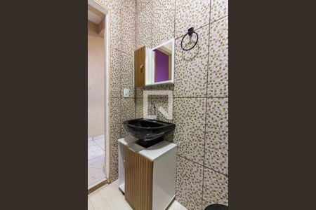 Banheiro de casa para alugar com 1 quarto, 40m² em São Pedro, Osasco
