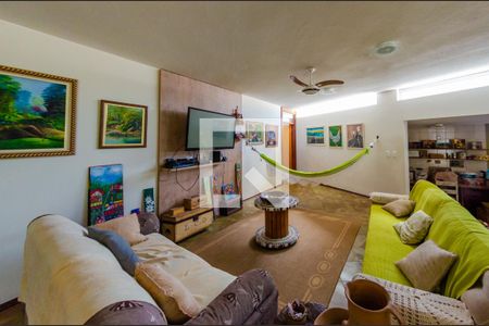 Casa de condomínio à venda com 1400m², 5 quartos e 2 vagas Casa de condomínio à venda com 1400m², 5 quartos e 2 vagasSala de TV