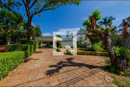 Casa de condomínio à venda com 1400m², 5 quartos e 2 vagas Casa de condomínio à venda com 1400m², 5 quartos e 2 vagasFachada