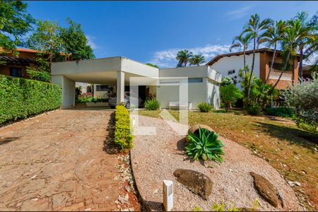 Casa de condomínio à venda com 1400m², 5 quartos e 2 vagas Casa de condomínio à venda com 1400m², 5 quartos e 2 vagasFachada