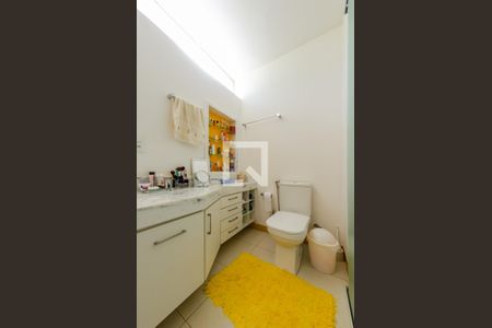 Casa de condomínio à venda com 1400m², 5 quartos e 2 vagas Casa de condomínio à venda com 1400m², 5 quartos e 2 vagasBanheiro da Suíte 1