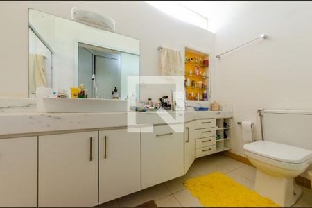 Casa de condomínio à venda com 1400m², 5 quartos e 2 vagas Casa de condomínio à venda com 1400m², 5 quartos e 2 vagasBanheiro da Suíte 1