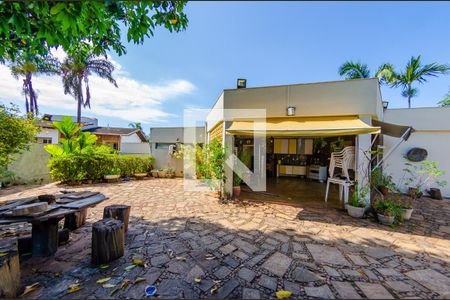 Casa de condomínio à venda com 1400m², 5 quartos e 2 vagas Casa de condomínio à venda com 1400m², 5 quartos e 2 vagasQuintal