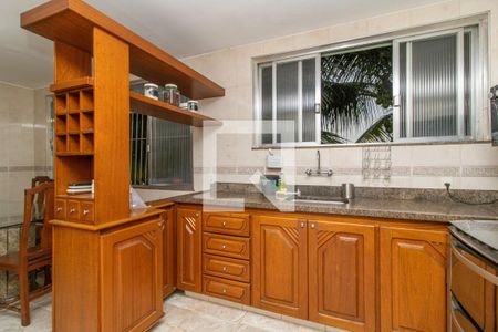 Casa à venda com 360m², 5 quartos e 6 vagasCasa 1- Cozinha